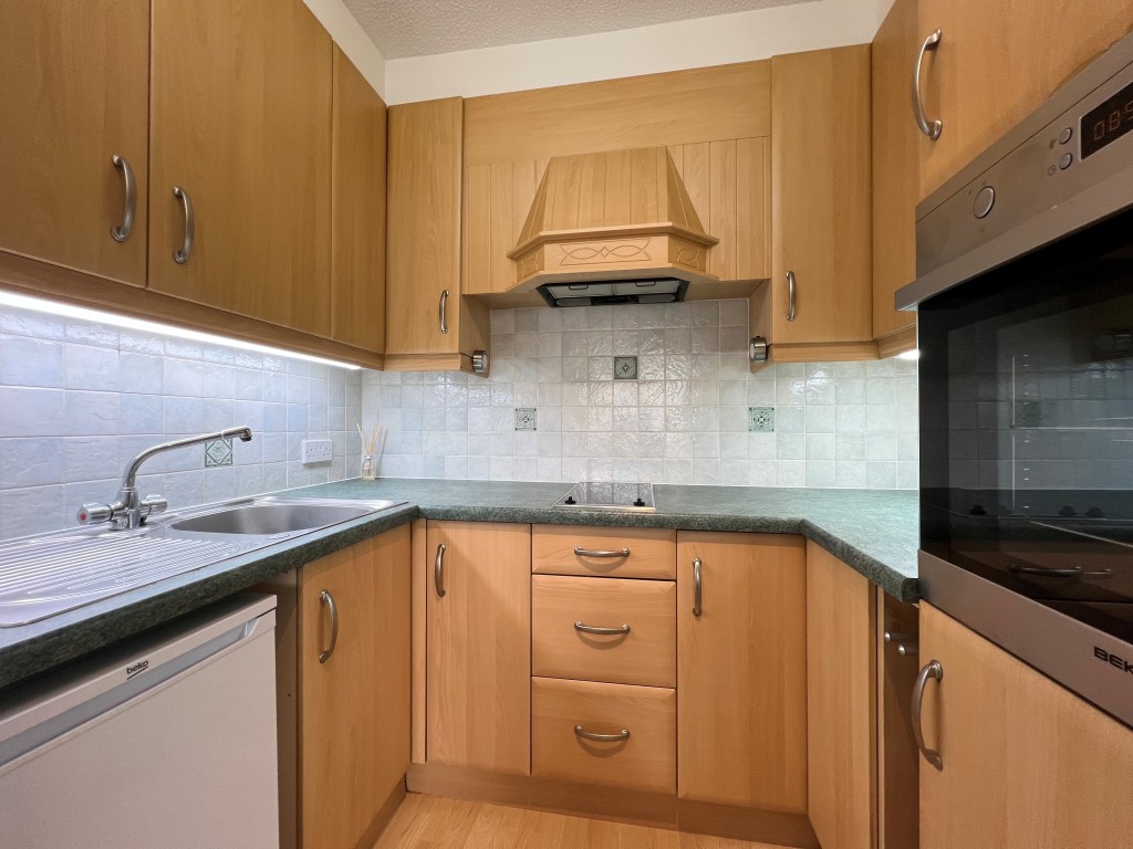 Lot: 118 - RETIREMENT FLAT - Kitchen with integrated oven